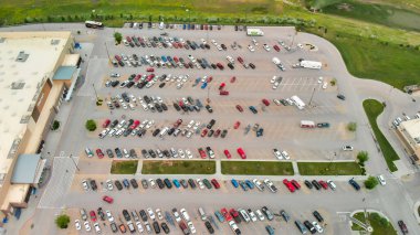 Araba otoparkı yukarıdan görünüyor, hava manzaralı. Üst görünüm