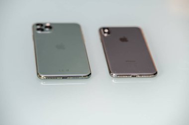 Pisa, İtalya - 27 Eylül 2019: Apple iphone Pro Max Midnight 