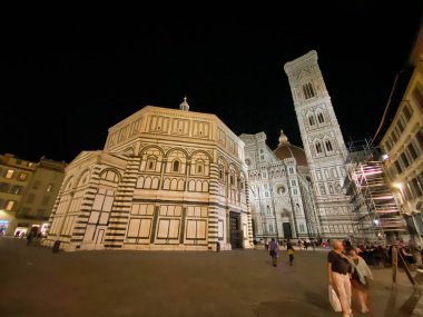 Floransa, İtalya - 26 Eylül 2019: Şehir sokaklarının gece manzarası