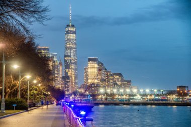 Hudson River Park 'tan Manhattan' a gece silueti. Skyscra