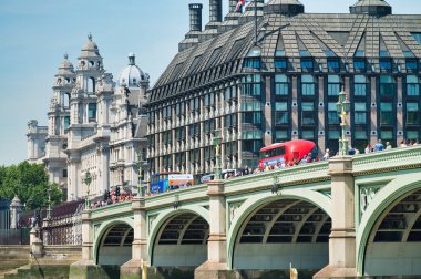 Londra - Haziran 2015: Kırmızı ikili köprüde trafik