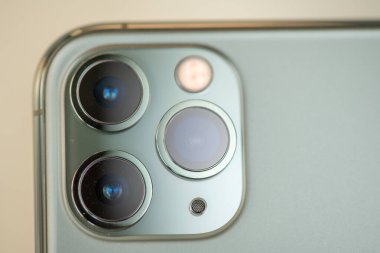 Pisa, İtalya - 27 Eylül 2019: Apple iphone Pro Max Midnight 