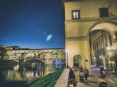 Florence, İtalya - 26 Eylül 2019: Lungarni 'nin günbatımı manzarası, F