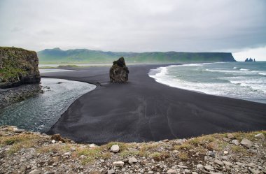 Reynisfjara Black Beach Bulutlu bir yaz sabahı, İzlanda