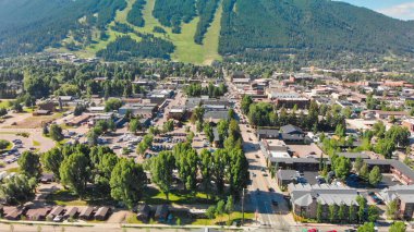 Jackson Hole evleri ve güzel Mounta 'nın panoramik hava manzarası