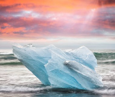 Jokulsarlon Lag 'da hareket eden buz dağlarının bulanık görüntüsü