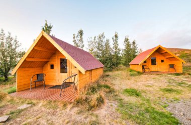 Orman sınırındaki ahşap evler. Tatil ve rahatlama konsepti