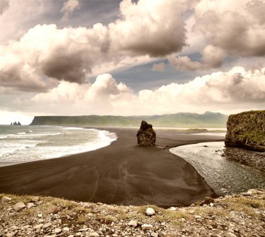 Reynisfjara Black Beach Bulutlu bir yaz sabahı, İzlanda