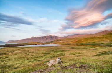 Gün batımında İzlanda 'nın güzel gölü ve dağları