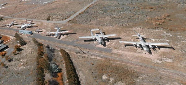 Vista aérea superior hacia abajo de las aeronaves antiguas ligeras estacionadas simétricas — Foto de Stock