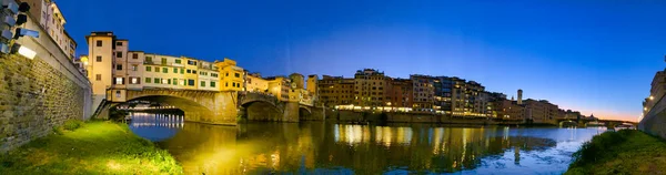 Old Bridge och Florence Lungarni på natten. Panoramisk stadsbild i — Stockfoto