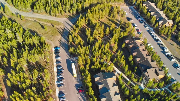 Flygfoto över Yellowstone Lake med skog och parkering på en — Stockfoto