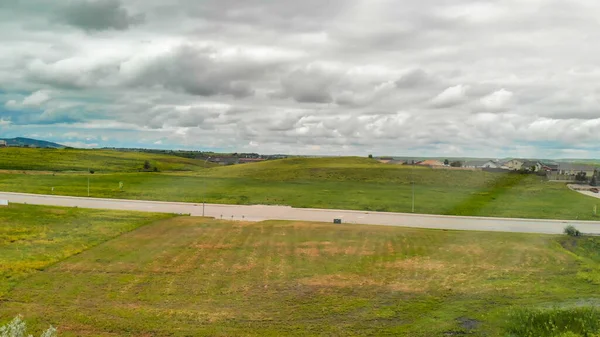 Vista aérea de la pequeña ciudad y el paisaje circundante en verano se —  Fotos de Stock