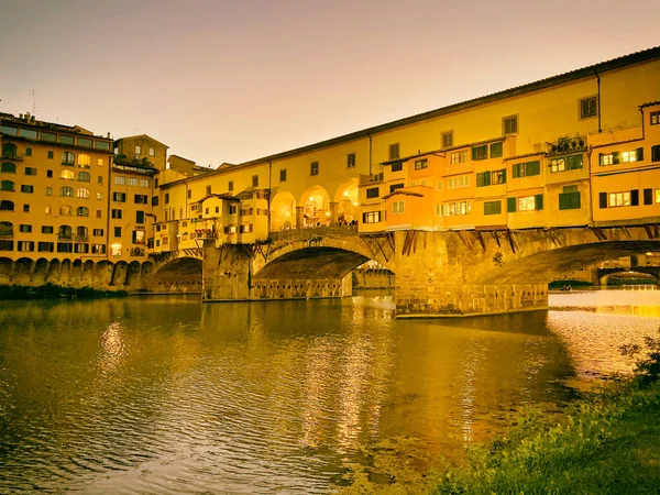 Ponte Vecchio e Lungarni di notte. Paesaggio urbano panoramico — Foto Stock