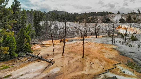 Yellowstone Mamut Kaplıcaları, kayaların havadan görünüşü ve... — Stok fotoğraf