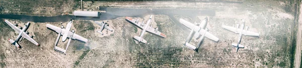 Górny widok z lotu ptaka na symetryczne, zaparkowane lekkie stare samoloty — Zdjęcie stockowe