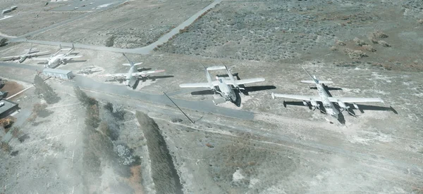 Αεροφωτογραφία πάνω προς τα κάτω συμμετρικών σταθμευμένων ελαφρών παλαιών αεροσκαφών — Φωτογραφία Αρχείου