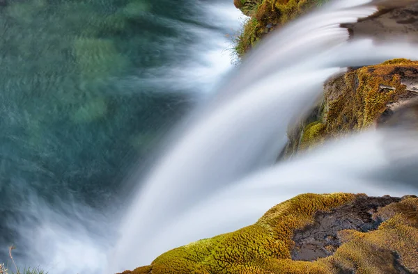 青い水の動き。スノーフェリンズペンのカークフォール滝 — ストック写真