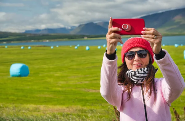 Mujer Feliz Tomando Selfies Con Teléfono Móvil Fardos Heno Fondo — Foto de Stock