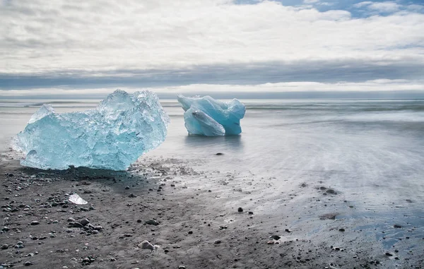 Visão desfocada da exposição longa de Icebergs em movimento em Jokulsarlon Lag — Fotografia de Stock