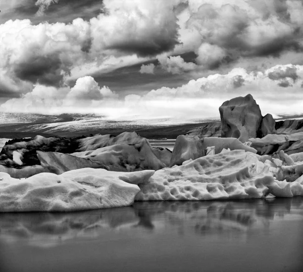 IJsbergen 's nachts in Jokulsarlon Lagoon, IJsland — Stockfoto