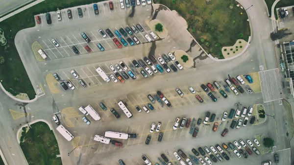 Bovenaanzicht van de parkeerplaats bij de winkel. Veel auto 's met diff — Stockfoto