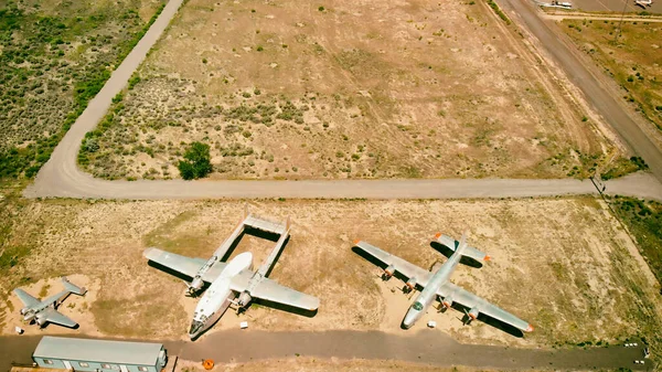 Luchtfoto Naar Beneden Zicht Het Luchtpark Met Oude Vliegtuigen Uitgelijnd — Stockfoto
