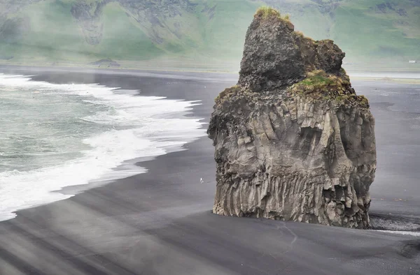 Riesenfelsen am schwarzen Strand von Reynisfjara an einem bewölkten Sommermorgen — Stockfoto