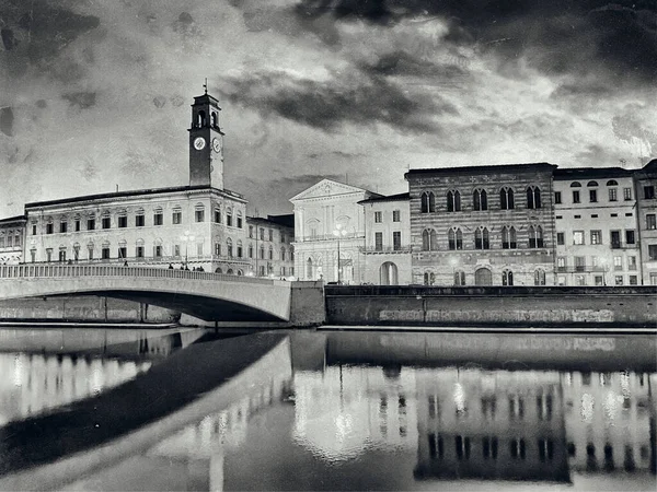 Lungarni van Pisa 's nachts, Toscane, Italië — Stockfoto