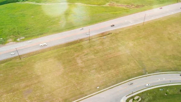 Vista aérea de las carreteras que se cruzan en la ciudad —  Fotos de Stock