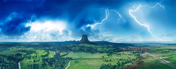 Luchtfoto panoramisch uitzicht op Devils Tower National Mounument met St. — Stockfoto