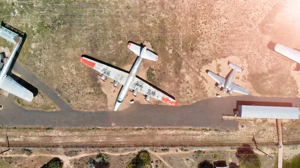 Vista aérea para baixo do parque aéreo com aeronaves antigas alinhadas . — Fotografia de Stock