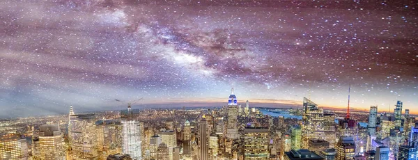 Удивительная панорамная ночная воздушная панорама Манхэттена со звездами — стоковое фото