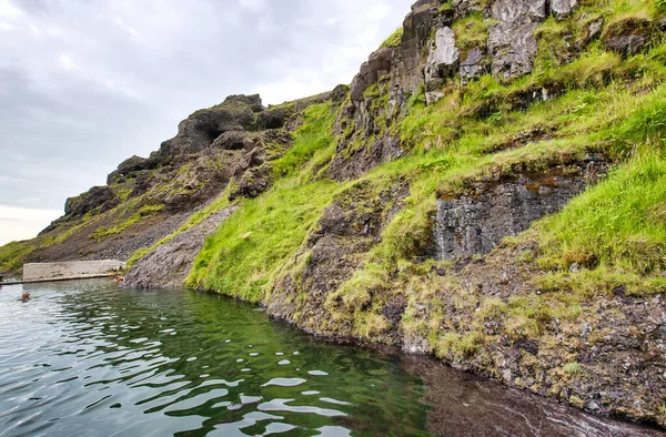 SELJAVELLIR, ICELAND - 2 августа 2019 года: Туристы наслаждаются геотермальной — стоковое фото