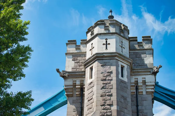 Close up of Tower Bridge Pylon in summer season — Stock Photo, Image