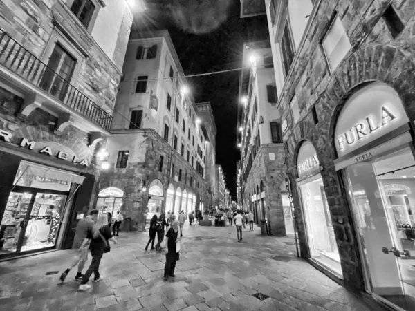 Florencja, Włochy - 26 września 2019: Turyści wzdłuż ulicy miejskiej — Zdjęcie stockowe