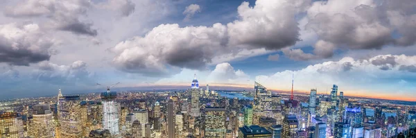 Increíble horizonte aéreo nocturno panorámico de Manhattan desde lo alto —  Fotos de Stock