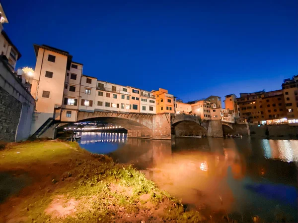 Oude brug en Florence Lungarni 's nachts. Panoramisch stadsgezicht i — Stockfoto