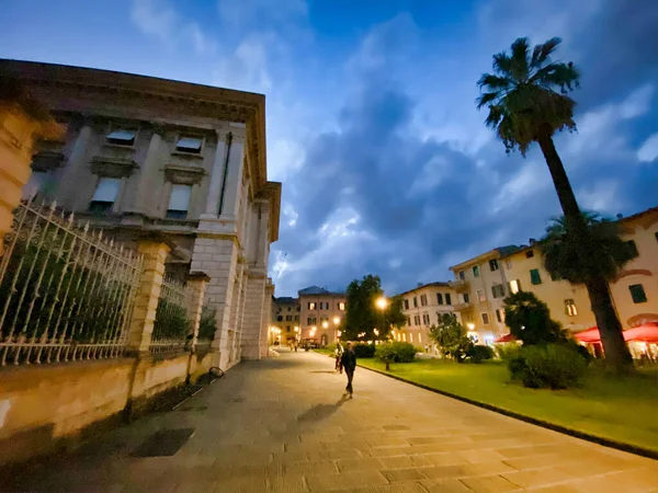 Plac Dante Alighieri w nocy, Piza, Włochy — Zdjęcie stockowe