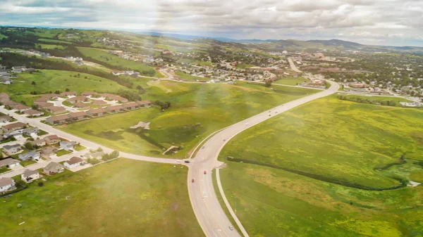 Vista aérea de la pequeña ciudad y el paisaje circundante en verano se —  Fotos de Stock