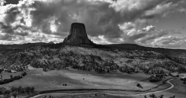 Devil 's Tower National Monument and surrounding landscape in sum — Stock fotografie