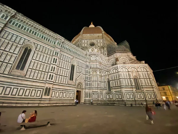 FLORENCIA, ITALIA - 26 DE SEPTIEMBRE DE 2019: Vista nocturna de Piazza del D — Foto de Stock