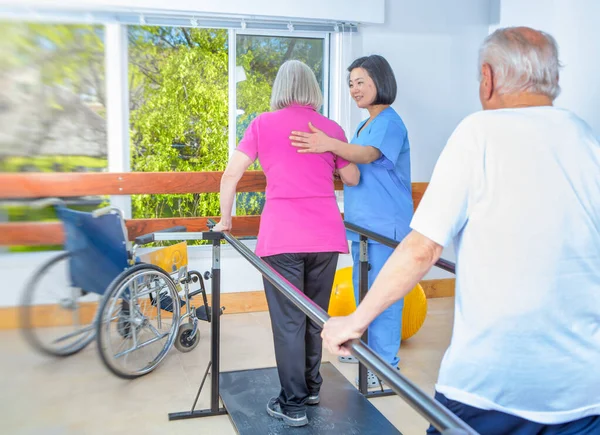 Oudere Gepensioneerden Sportkleding Sportschool Trainen Met Hulp Van Een Trainer — Stockfoto