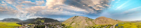 Vue aérienne panoramique des maisons Jackson Hole et belle montagne — Photo