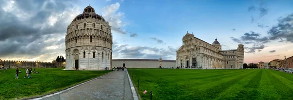 Baptisterio de Pisa al atardecer, Campo de los Milagros, Toscana, Italia — Foto de Stock