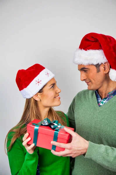 Noel Için Evde Mutlu Bir Çift Var Tatil Sezonunda Mutlu — Stok fotoğraf