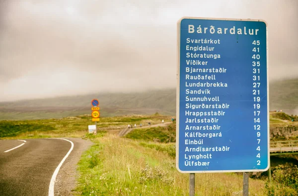 Señales de tráfico y distancias en Islandia. Campo con wea nublado — Foto de Stock