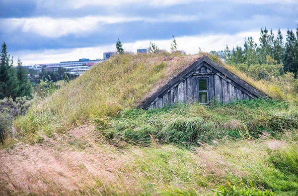 Arbaer Skansen. Dom pokryty trawą w Islandii — Zdjęcie stockowe
