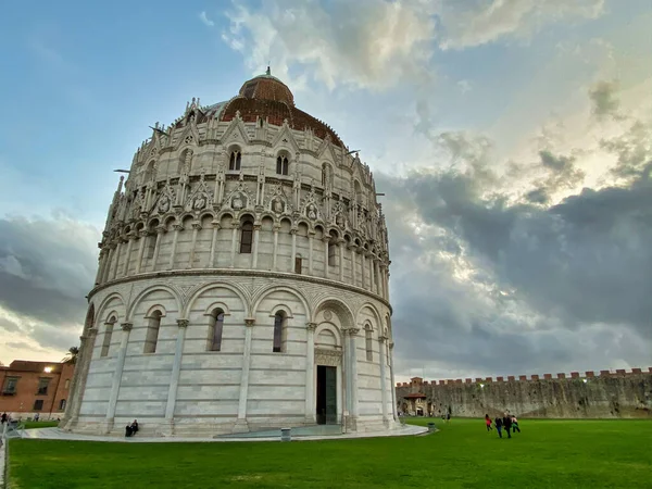 Batistério de Pisa ao pôr-do-sol, Campo dos Milagres, Toscana, Itália — Fotografia de Stock