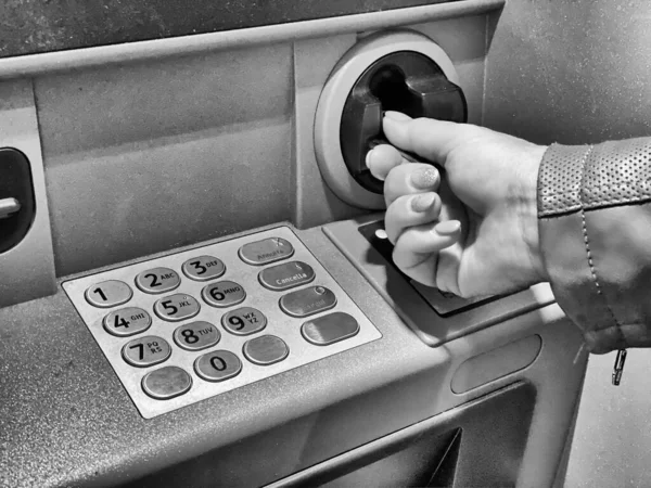 Wanita tangan menarik uang di ATM — Stok Foto